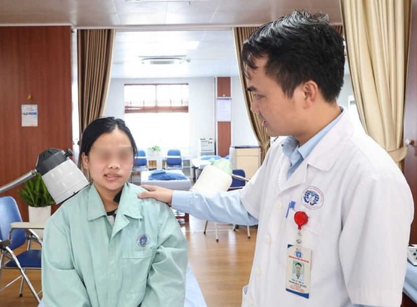 ThS. BS Phan Huy Quyết - Trưởng khoa Y Dược cổ truyền thăm khám cho bệnh nhân. Ảnh: VTC News.