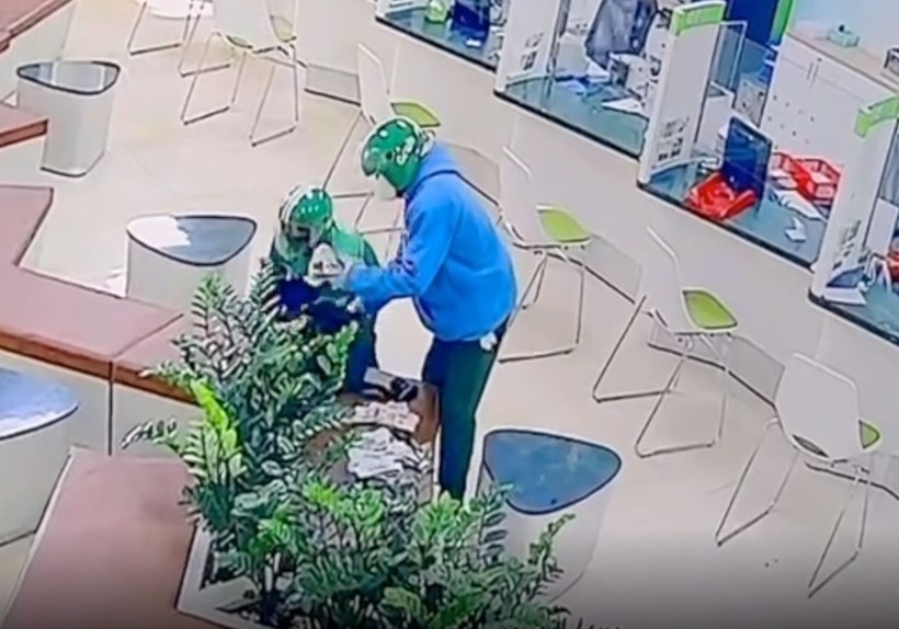 Hình ảnh ghi lại sự việc. Ảnh: Tuổi Trẻ.