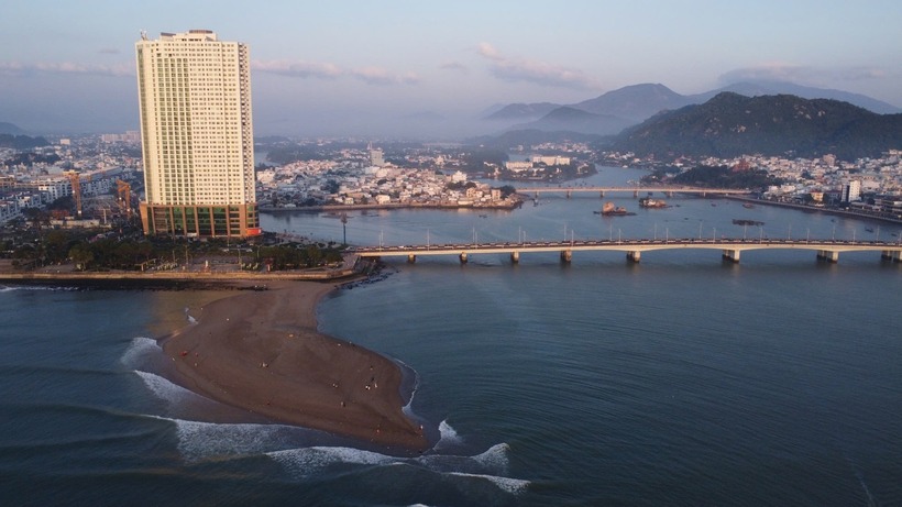 Tại bờ biển Nha Trang gần khu vực cầu Trần Phú (tỉnh Khánh Hòa), một cồn cát dài hơn 100m, rộng khoảng 50m vừa bất ngờ lộ diện khi thủy triều rút. Ảnh: Báo Tiền phong.