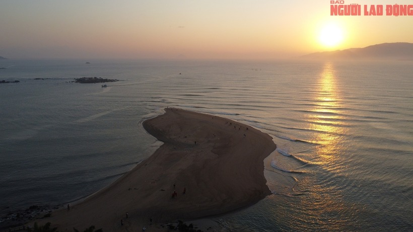 Với hình dáng độc đáo trông như một chú cá heo khổng lồ, cồn cát này đang trở thành tâm điểm thu hút đông đảo người dân và du khách đến trải nghiệm, check-in. Ảnh: Báo Người lao động.