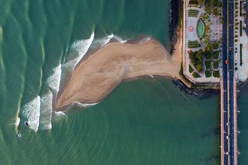 Chia sẻ trên Vietnamnet, anh Tôn Thất Tuấn (34 tuổi, trú tại phường Nha Trang) cho biết, những năm trước dọc bờ biển cũng có một số cồn cát nhỏ và dễ bị sóng cuốn trôi. Ảnh: Vietnamnet.