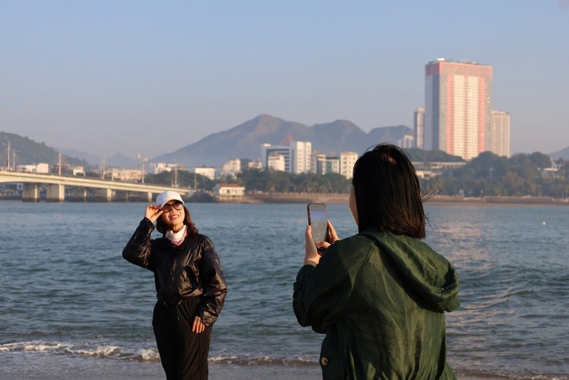 Cồn cát này xuất hiện nhiều ngày nay, mỗi khi thủy triều xuống thấp, cồn cát hiện rõ với diện tích lớn và khối lượng cát nhiều. Hiện tượng kỳ thú này đã thu hút người dân đến chiêm ngưỡng và chụp ảnh. Ảnh: Báo Tiền phong.