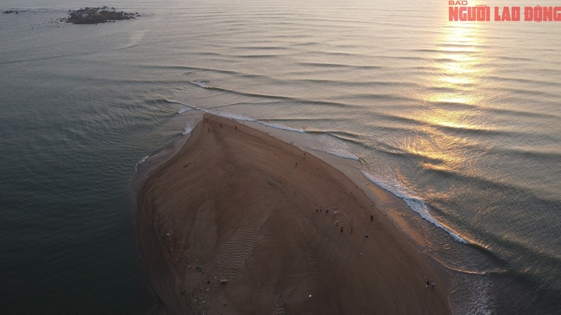Tuy nhiên, việc xuất hiện bãi cát lớn ở khu vực cửa sông có thể gây khó khăn cho tàu thuyền qua lại, nhất là khi chưa có đánh giá cuối cùng từ cơ quan chức năng. Ảnh: Báo Người lao động.