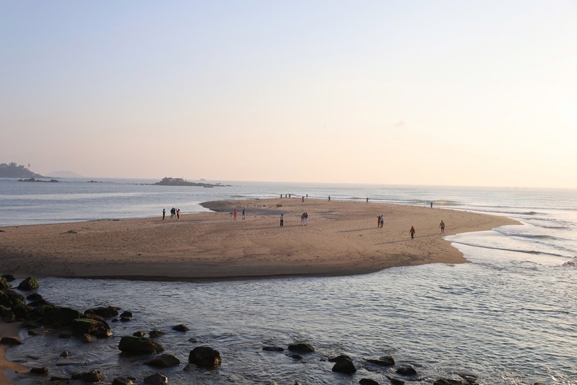 Trao đổi trên báo Người lao động, ông Đàm Hải Vân, Giám đốc Ban Quản lý vịnh Nha Trang, cho hay cồn cát được tạo ra bởi lượng đất, cát từ thượng nguồn sông Cái chảy về sau mưa lũ, kết hợp sóng gió đánh bồi vào khu vực giao thoa giữa sông và biển. Ban Quản lý đang theo dõi diễn biến để đề xuất phương án xử lý phù hợp. Ảnh: Báo Tiền phong.