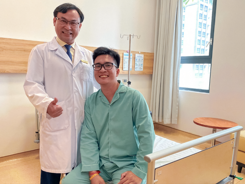 Bác sĩ Ngọc Anh thăm hỏi sức khỏe anh Hòa trước ngày xuất viện.