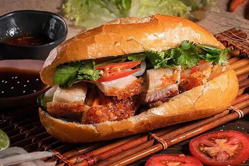 Bánh mì heo quay dẫn đầu danh sách 100 món ăn ngon nhất Việt Nam.