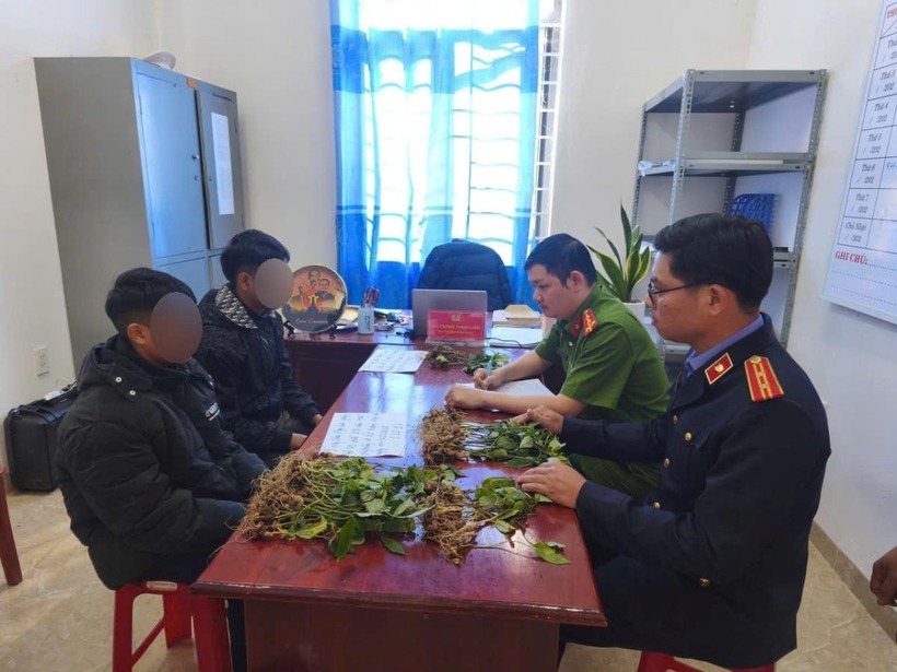 Cơ quan chức năng làm việc với 2 đối tượng. (Ảnh: Báo Công an TP.Đà Nẵng)