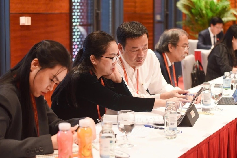 Các đại biểu Đảng bộ Mặt trận Tổ quốc Việt Nam, các đoàn thể Trung ương nghiên cứu, trao đổi thảo luận tại đoàn.