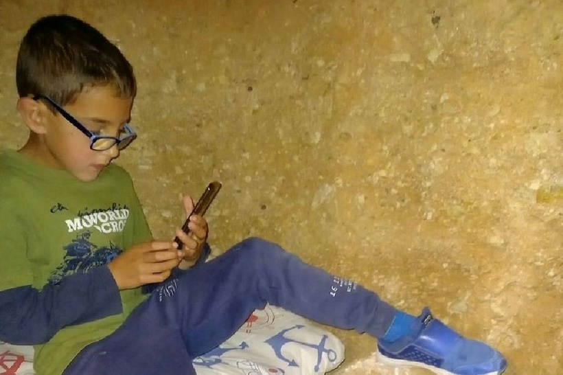 Từ một hố đất nhỏ, công trình mở rộng thành hệ thống hầm sâu 3 m, có đoạn xuống tới 5m. Ảnh: Mirror