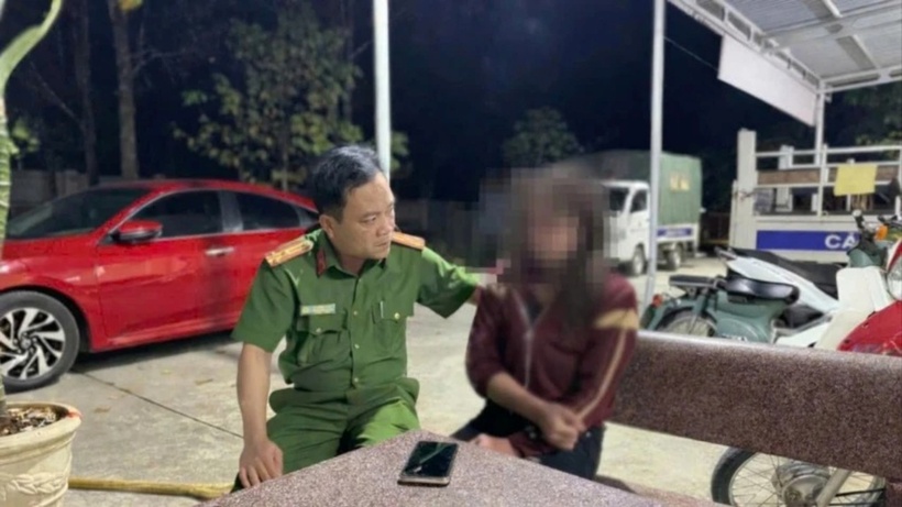 Thượng tá Lê Thanh Tuân - Trưởng Công an xã Buôn Đôn động viên chị H.. (Ảnh: Pháp luật TP.HCM)