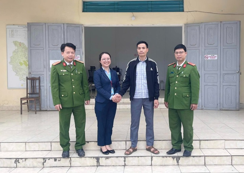 Công an xã Phú Lương kịp thời vào cuộc xác minh, phối hợp ngân hàng giúp người dân hoàn trả an toàn 1,5 tỷ đồng. (Ảnh: Tiền phong)