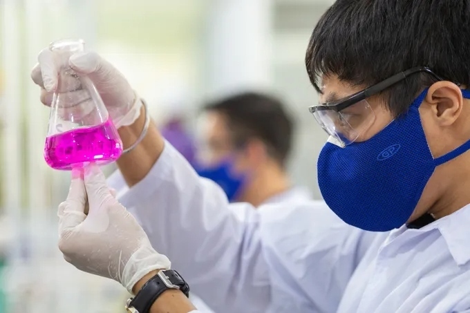 Kỹ sư Tập đoàn Hoa Sen Group tại phường Tân Thành (TP.HCM) nghiên cứu phát triển nguyên phụ liệu phục vụ quy trình sản xuất. (Ảnh: Sài Gòn Giải Phóng).