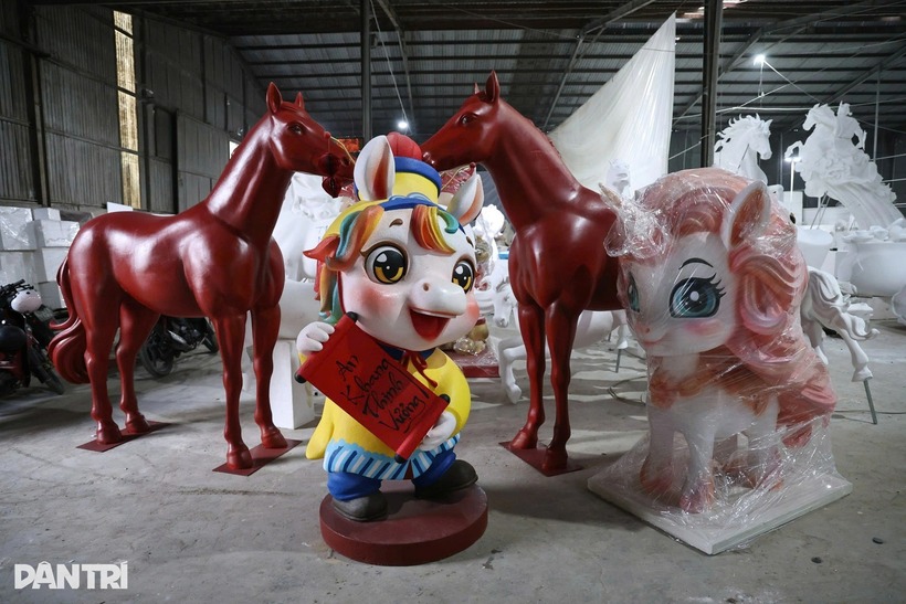 Chỉ còn hơn một tháng nữa là đến Tết Nguyên đán Bính Ngọ 2026, không khí tại xưởng chế tác linh vật của anh Phan Chí Linh (36 tuổi, ngụ Đồng Nai) đang trở nên hối hả hơn bao giờ hết để kịp hoàn thành các đơn hàng linh vật ngựa.