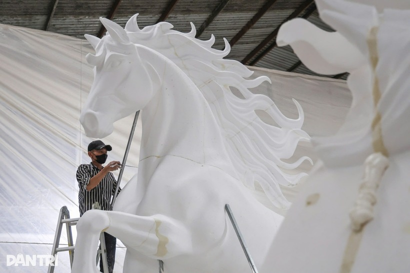 Năm nay, xưởng của anh Linh giới thiệu đa dạng các mẫu mã ngựa như ngựa Phù Đổng, Xích Thố, ngựa thần, và ngựa chibi, đáp ứng nhiều phân khúc khách hàng.