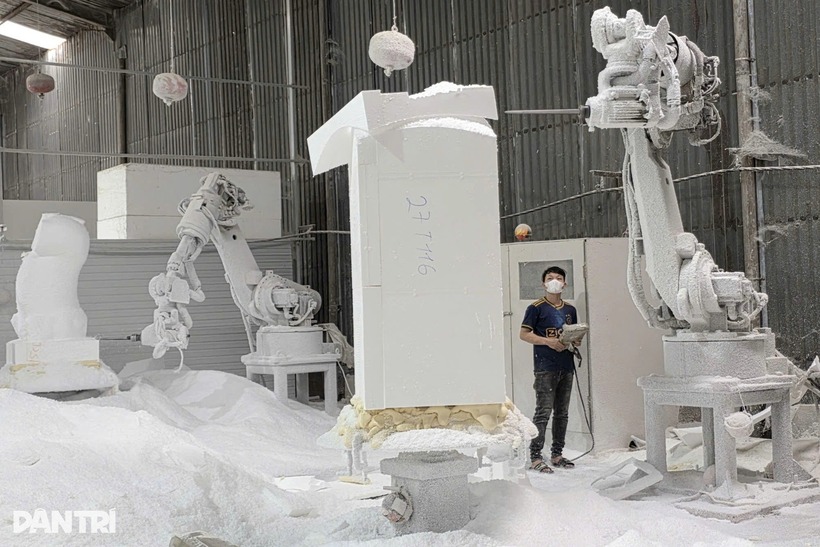 Anh Linh cho biết quản lý sản xuất tại xưởng (tỉnh Đồng Nai) cho biết năm nay toàn bộ mẫu linh vật ngựa đều được thiết kế hoàn toàn bằng công nghệ AI, giúp chuẩn hóa tỷ lệ, đường nét và biểu cảm. Ban đầu, anh dùng AI để gợi ý các kiểu và mẫu mã ngựa. Sau đó, lựa chọn ra mẫu phù hợp rồi gửi đến khách hàng chốt lại lần cuối.