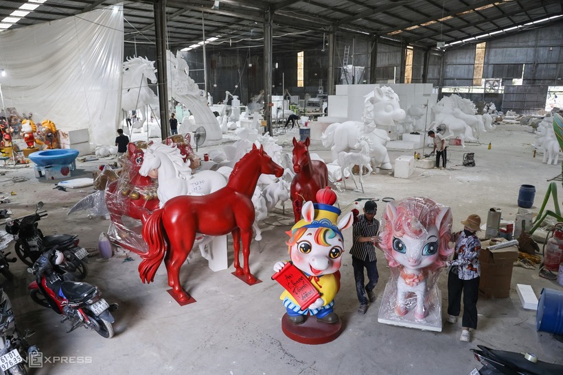 Từ các bản thiết kế số,&nbsp;cánh tay robot&nbsp;đảm nhiệm khâu điêu khắc tạo hình thô, từng bộ phận hay dáng ngựa khác nhau. Sau khi hoàn tất phần khung, linh vật được chuyển sang khu lắp ghép thủ công, chỉnh sửa và vẽ trang trí. Tại đây, các công nhân tỉ mỉ ráp từng bộ phận, chỉnh sửa chi tiết, lót sắt vào bên trong để đảm bảo độ chắc chắn và tính thẩm mỹ. Công đoạn thiết kế đến thành phẩm mất khoảng 5 ngày.