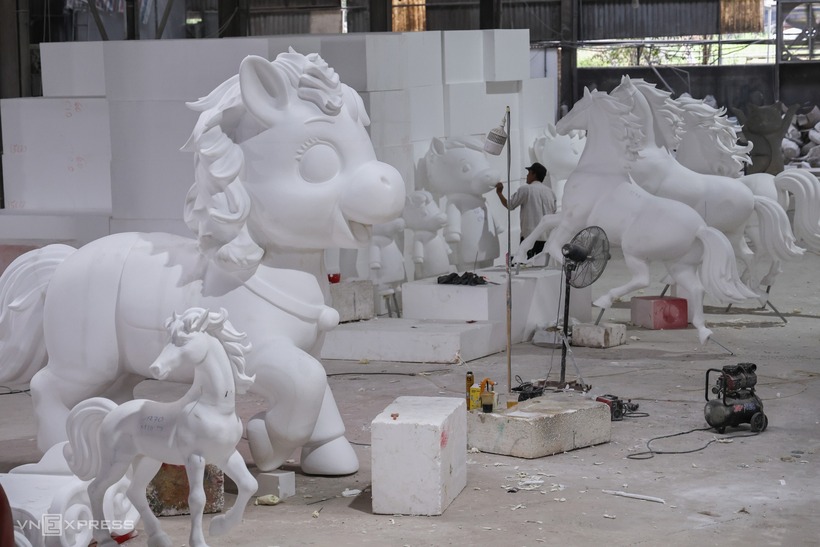 Theo anh Linh, năm nay, xưởng sản xuất 2 dòng linh vật chính là: ngựa mô phỏng sát với hình dáng thật, chú trọng cơ bắp, bờm và dáng đứng mạnh mẽ và ngựa Chibi với tạo hình tròn trịa, biểu cảm dễ thương.