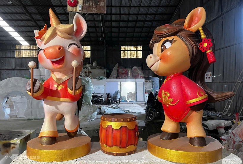 Các linh vật chiến mã, ngựa thần, xích thố có giá từ 20 đến 80 triệu đồng mỗi con. Đơn hàng phần lớn ở TP.HCM và các tỉnh lân cận.