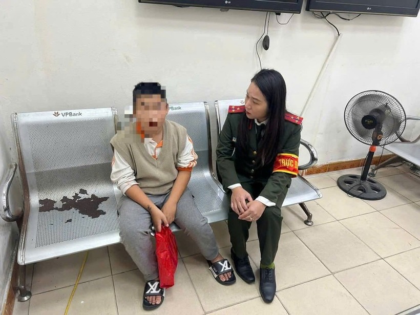 Cháu bé được các chiến sỹ Công an phường Ba Đình trấn an, động viên và chăm sóc. (Ảnh: ANTĐ)