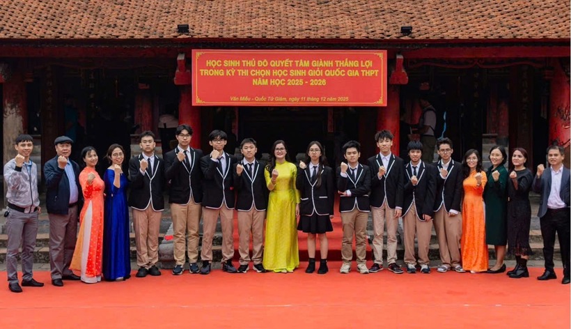 Các em học sinh trong đội tuyển học sinh giỏi của Trường THCS – THPT Newton. Ảnh: Báo Dân việt.