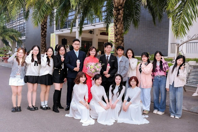 Hải Nam cùng cô giáo và bạn học tại trường. Ảnh: Dân trí