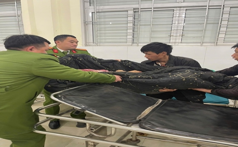 Thai phụ được các cán bộ Công an xã Mèo Vạc đưa vào bệnh viện cấp cứu. (Ảnh: Công an Tuyên Quang).