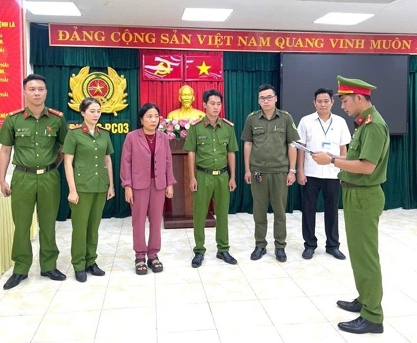 Cơ quan Cảnh sát điều tra đọc lệnh khởi tố, bắt tạm giam bị can Nguyễn Thị Thanh Phượng - nữ kế toán trưởng tham ô hơn 3,3 tỉ đồng của hai doanh nghiệp. Ảnh: Công an tỉnh Đồng Nai