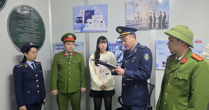 Phòng Cảnh sát kinh tế chủ trì, phối hợp với Đội Quản lý thị trường số 01, Chi cục Quản lý thị trường tỉnh kiểm tra hoạt động sản xuất của cơ sở. (Ảnh: Công an tỉnh Quảng Ninh)