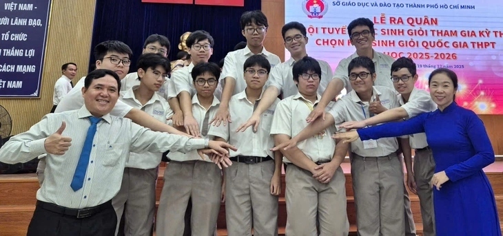 Học sinh Trường THPT chuyên Lê Hồng Phong thuộc đội tuyển môn Tin học. (Ảnh: Tuổi trẻ).