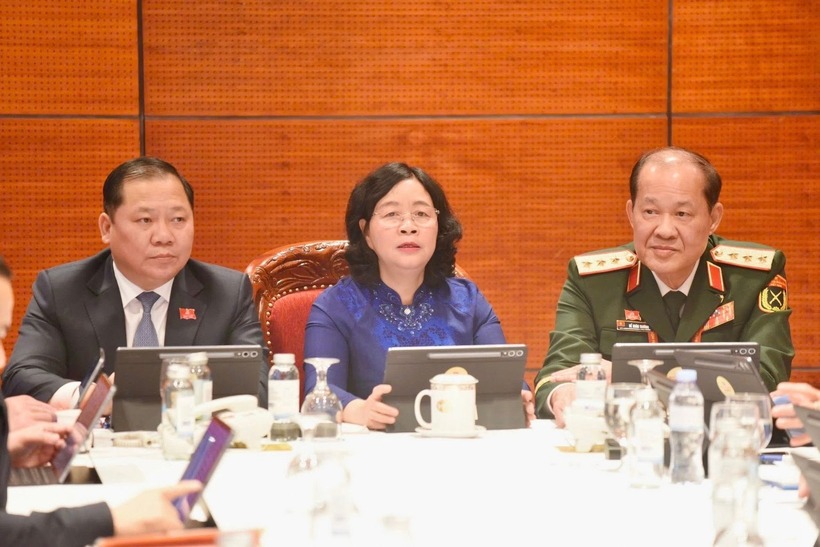 Ủy viên Bộ Chính trị, Bí thư Trung ương Đảng, Chủ tịch Ủy ban Mặt trận Tổ quốc Việt Nam Bùi Thị Minh Hoài chủ trì buổi thảo luận.