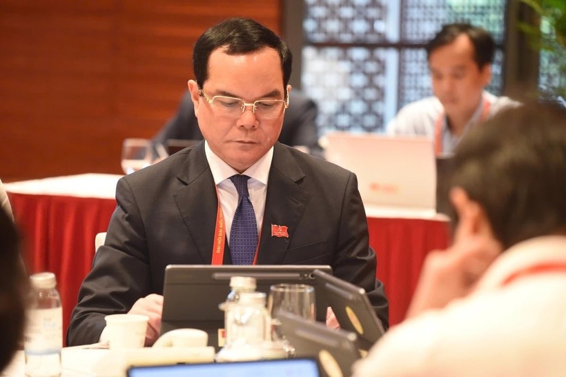 Ủy viên Trung ương Đảng, Phó Chủ tịch Ủy ban Trung ương Mặt trận Tổ quốc Việt Nam, Bí thư Đảng ủy, Chủ tịch Tổng Liên đoàn Lao động Việt Nam Nguyễn Đình Khang nghiên cứu tài liệu tại buổi thảo luận.