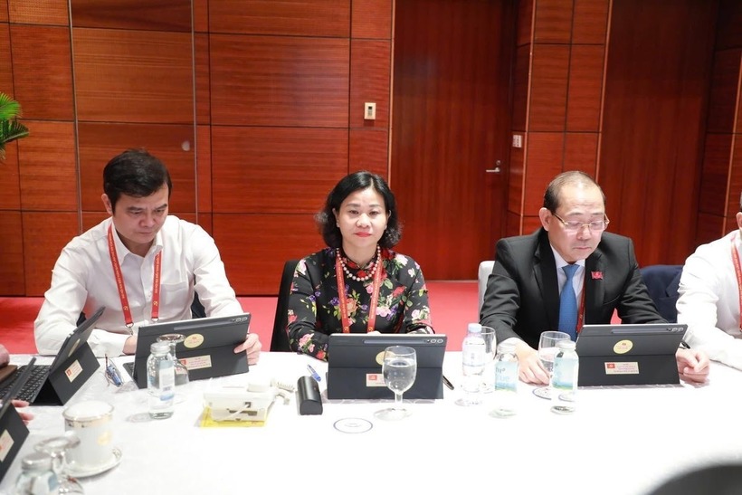 Ủy viên Trung ương Đảng, Phó Chủ tịch Ủy ban Trung ương Mặt trận Tổ quốc Việt Nam, Chủ tịch Hội Liên hiệp phụ nữ Việt Nam Nguyễn Thị Tuyến (giữa); Ủy viên dự khuyết Trung ương Đảng, Phó Chủ tịch Ủy ban Trung ương Mặt trận Tổ quốc Việt Nam, Bí thư thứ nhất Trung ương Đoàn Thanh niên Cộng sản Hồ Chí Minh Bùi Quang Huy (bên trái); Phó Chủ tịch Ủy ban Trung ương Mặt trận Tổ quốc Việt Nam Hoàng Công Thủy (bên phải) nghiên cứu các văn kiện Đại hội. Ảnh: Mặt trận Tổ quốc Việt Nam.