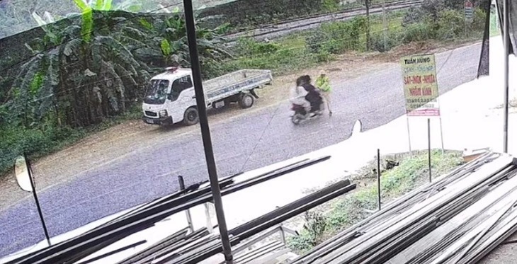 Thượng úy cảnh sát giao thông bị xe máy kẹp 3 tông trực diện đến gãy chân. Ảnh: Tuổi trẻ