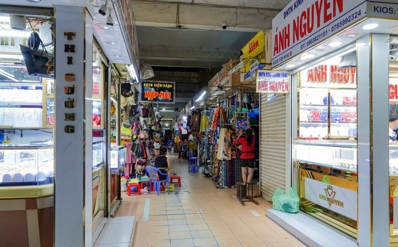 Hộ kinh doanh buôn bán tại chợ truyền thống. (Ảnh: Dân trí)