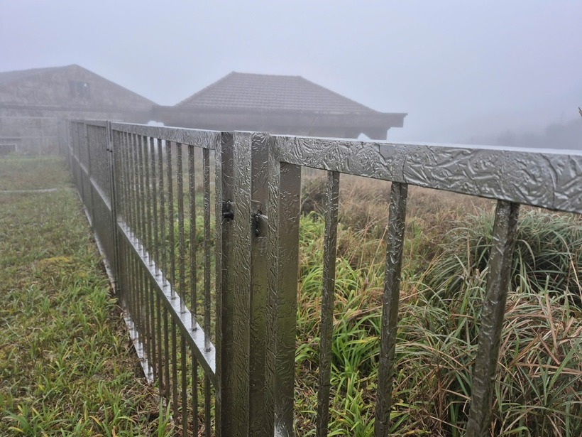 Cận cảnh lớp băng giá xuất hiện trên đỉnh Mẫu Sơn - 1