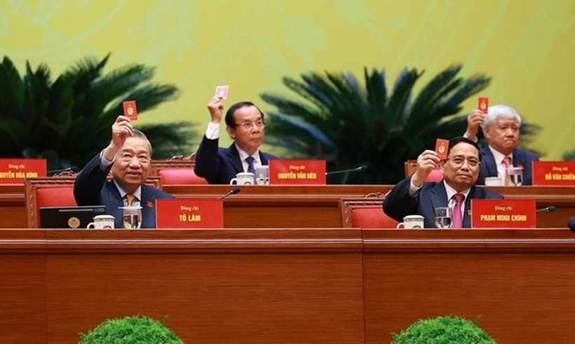 Đại hội biểu quyết thông qua dự thảo Chương trình điều chỉnh chương trình Đại hội XIV của Đảng. Ảnh: TTXVN