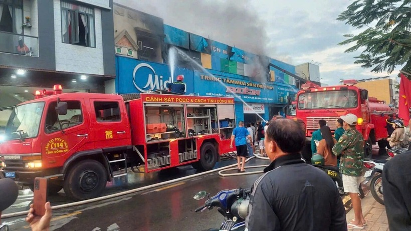 Lực lượng chức năng đang tiến hành chữa cháy. (Ảnh: Tiền phong)