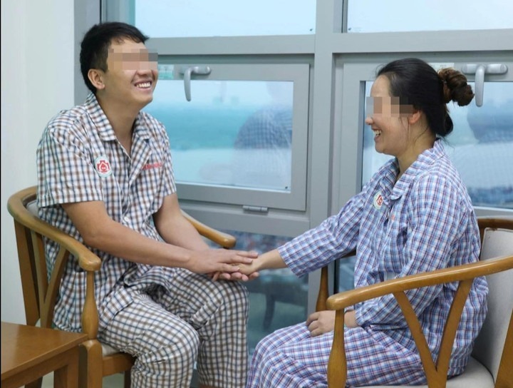 Hai vợ chồng động viên nhau trước ngày lên bàn phẫu thuật. Ảnh: VTC News.