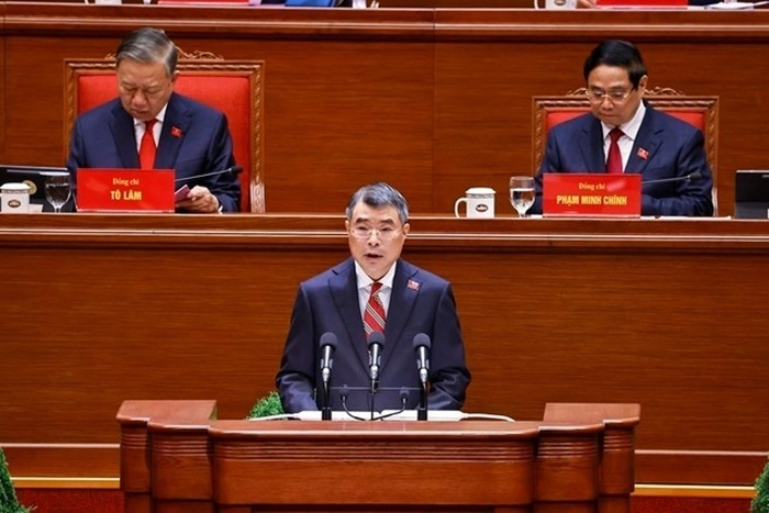 Đồng chí Lê Minh Hưng, Ủy viên Bộ Chính trị, Bí thư Trung ương Đảng, Trưởng Ban Tổ chức Trung ương thay mặt Đoàn Chủ tịch trình bày Báo cáo của BCH Trung ương Đảng khóa XIII về công tác nhân sự BCH Trung ương Đảng khóa XIV. Ảnh: TTXVN.