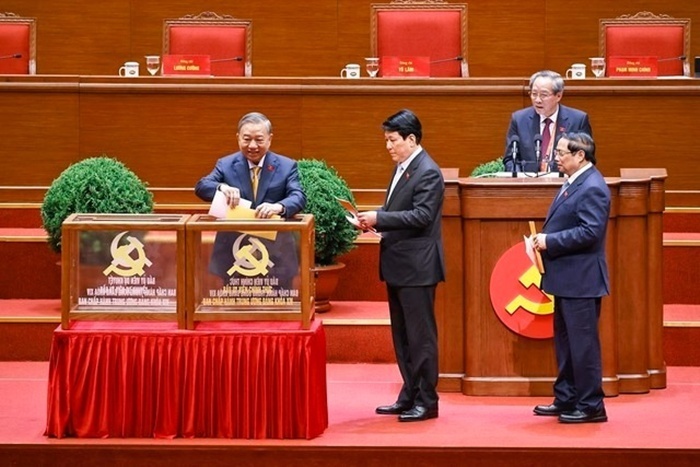 Các đồng chí lãnh đạo Đảng và Nhà nước bỏ phiếu bầu Ban Chấp hành Trung ương Đảng khóa XIV. Ảnh: TTXVN.