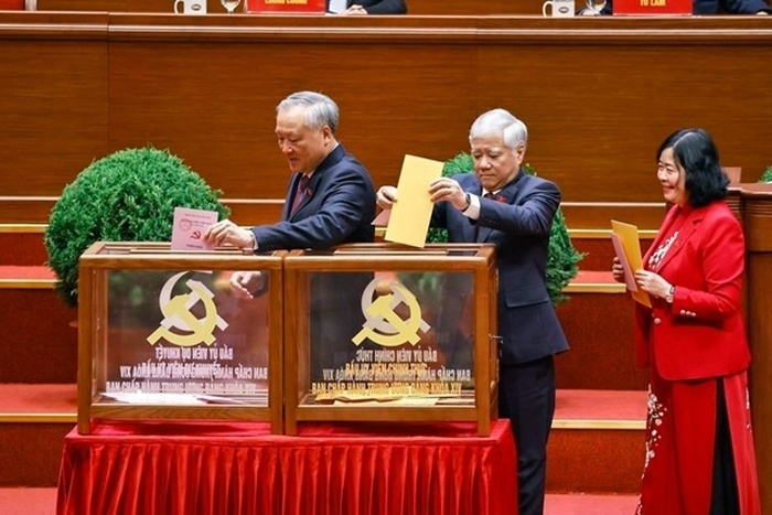 Các đồng chí lãnh đạo Đảng và Nhà nước bỏ phiếu bầu Ban Chấp hành Trung ương Đảng khóa XIV. Ảnh: TTXVN