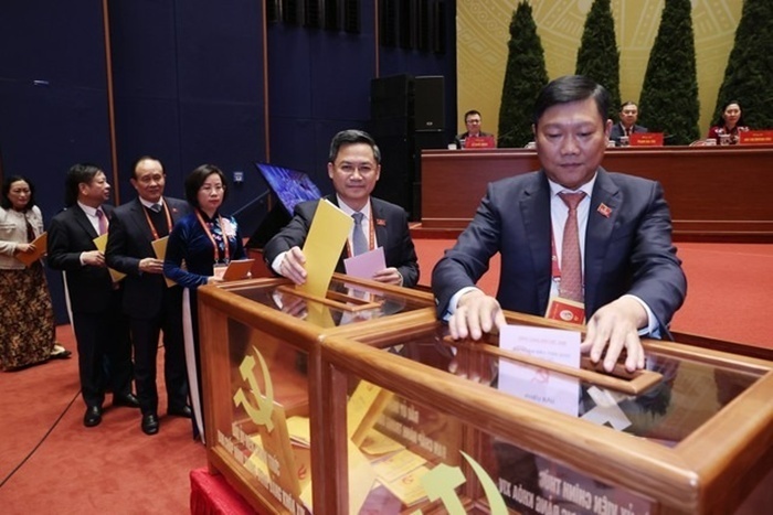 Các đại biểu bỏ phiếu bầu Ban Chấp hành Trung ương Đảng khóa XIV. Ảnh: TTXVN.