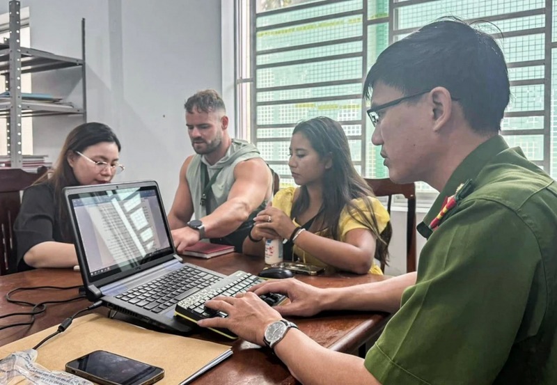 Công an phường Đông Hải làm các thủ tục trao trả tài sản cho cặp vợ chồng du khách Đức. Ảnh: PLO.