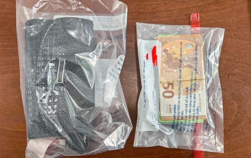 Số tiền mà bà N. lấy trộm. Ảnh: PLO.