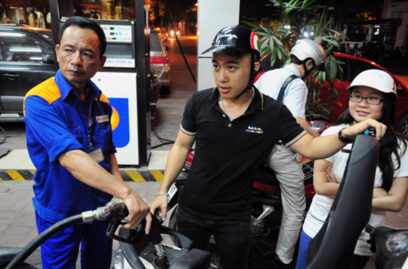 Giá xăng đảo chiều đi xuống. (Ảnh: VietnamNet)