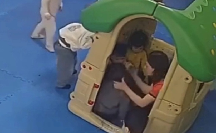 Camera ghi lại hình ảnh cô giáo mầm non tát trẻ ở Hưng Yên gây xôn xao. (Ảnh: Thanh Niên).