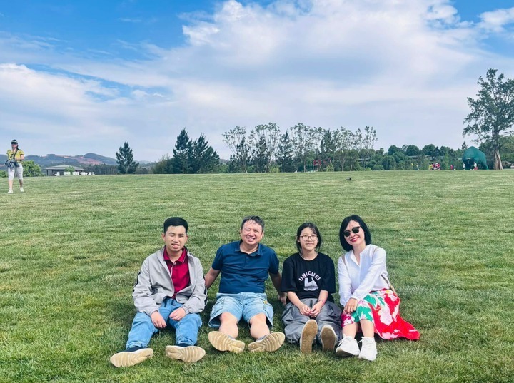 Nhật Nam (trái) giành thời gian thư giãn bên gia đình sau những giờ học tập căng thẳng. Ảnh: VTC News