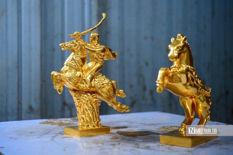 Khi tác phẩm đã định hình, sản phẩm được bàn giao cho thợ lành nghề xử lý bề mặt và thực hiện các công đoạn phủ, mạ hoặc dát vàng 24K.