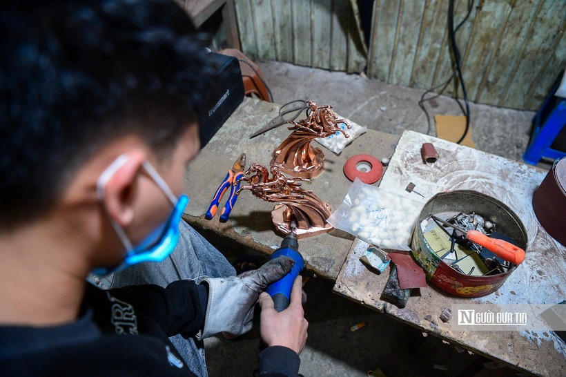 Tác phẩm được chế tác thủ công hoàn toàn.