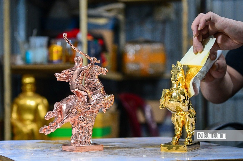 Đây là sự giao thoa độc đáo giữa nghệ thuật sơn mài, đúc đồng và công nghệ dát vàng cao cấp.